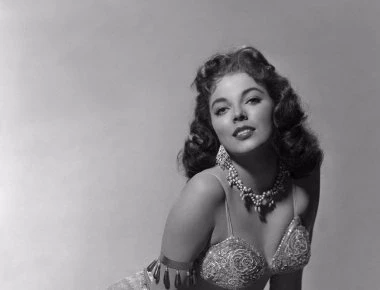 Joan Collins: Παραμένει καυτή όπως αποδεικνύει η φωτογραφία με μαγιώ στα 85 της!